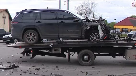 Detroit police chase leads to suspects' car crashing into school bus with teens inside