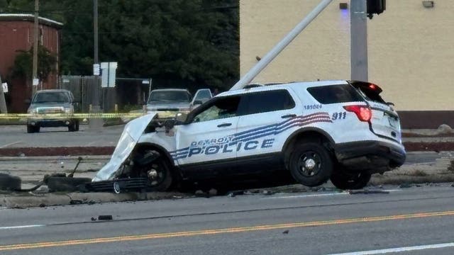 2 Detroit police officers injured in crash Saturday evening