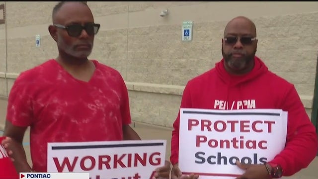 Pontiac teachers walk out protesting no contract