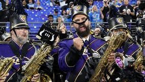 Jason Kelce joins the Ravens marching band before Lions Monday Night Football game