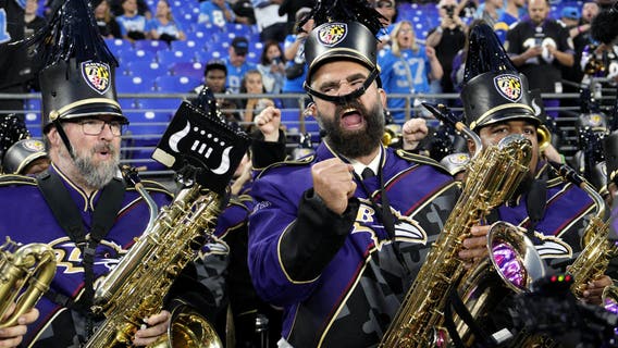Jason Kelce joins the Ravens marching band before Lions Monday Night Football game