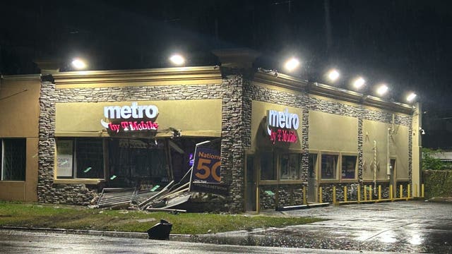 Attempted thieves smash U-Haul through Detroit Metro PCS