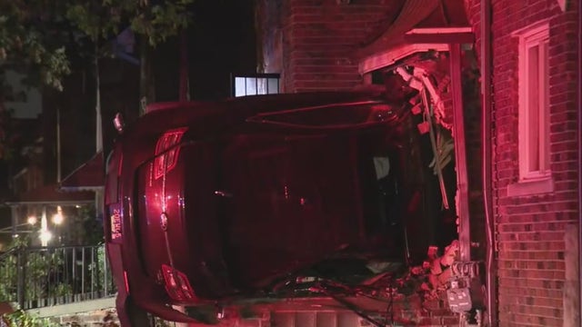 Driver loses control, crashes into Detroit home