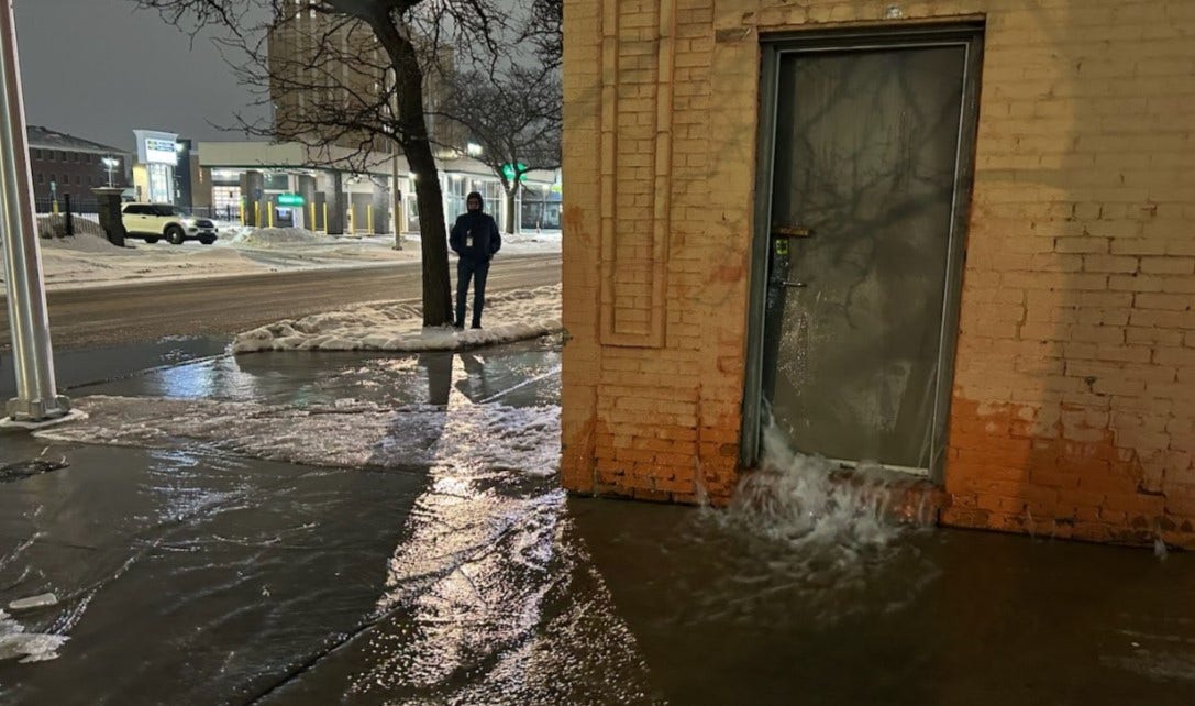 Water from broken pipe floods Detroit building, pours out onto Woodward