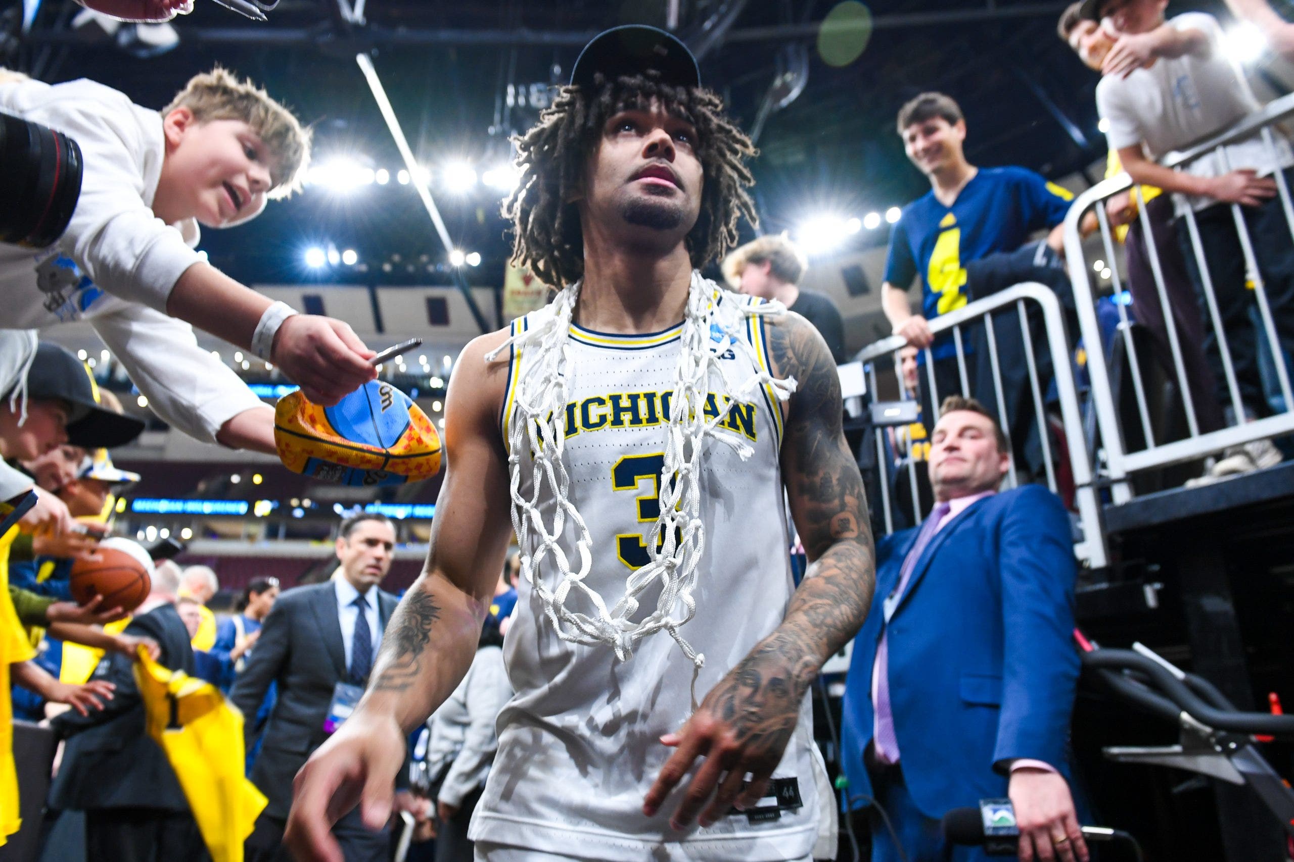 Michigan’s Elliot Cadeau gets medical attention for possible allergic reaction before Final Four