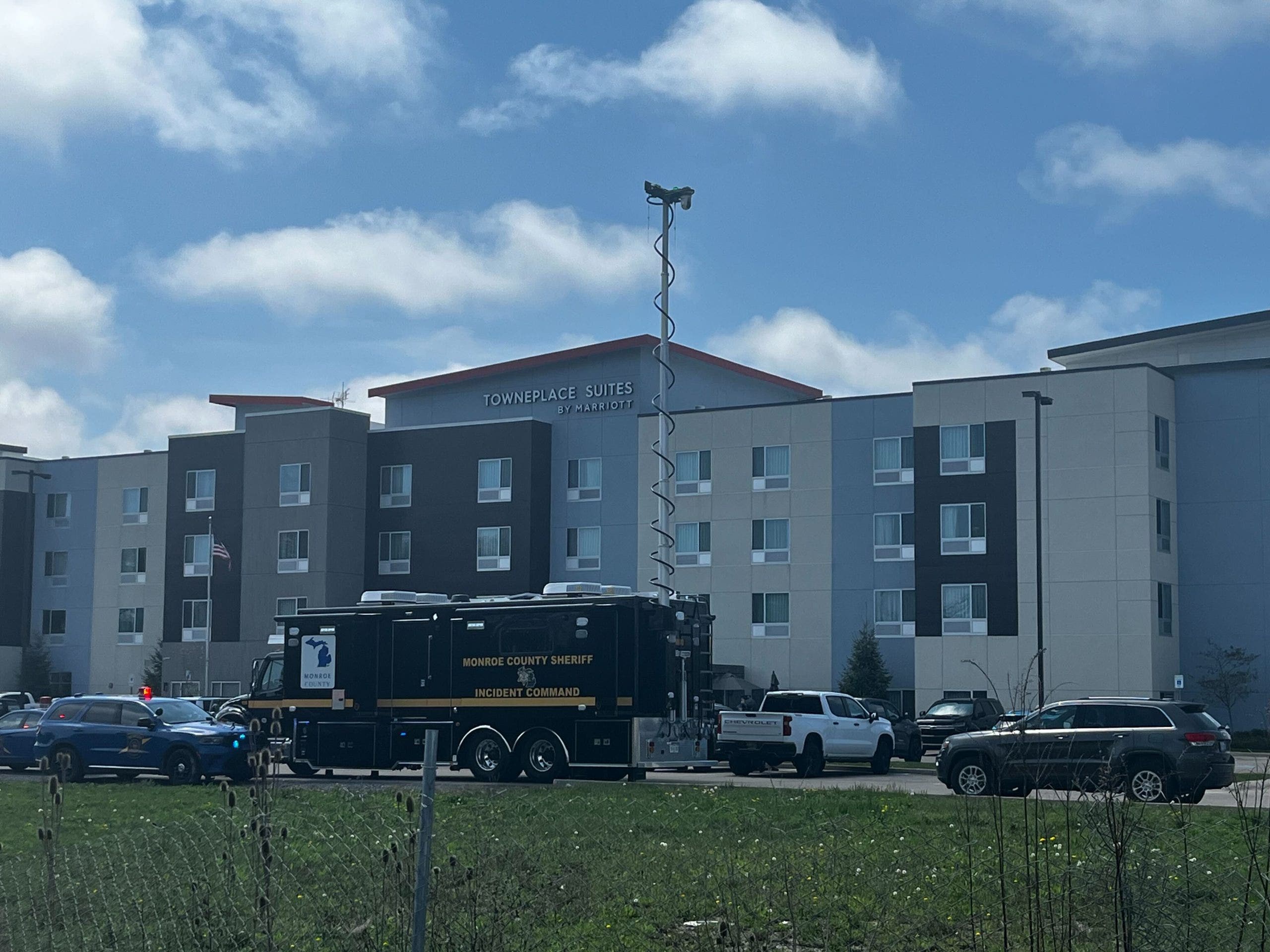 Deputy fatally shoots knife-wielding suspect outside Monroe County hotel