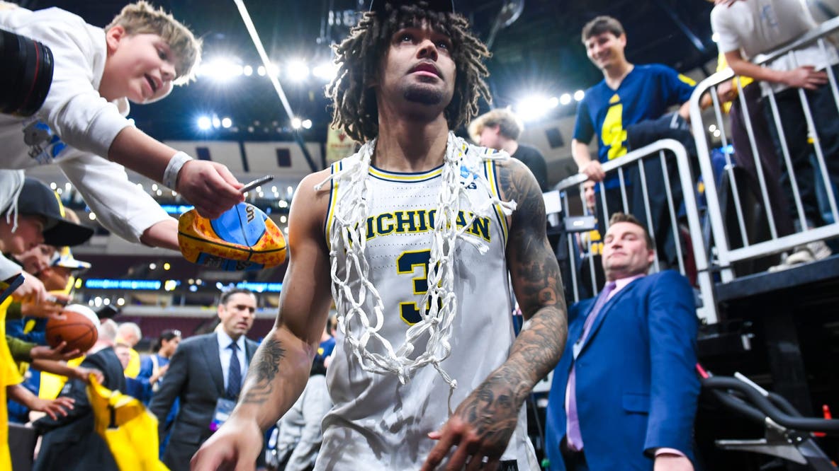 Michigan’s Elliot Cadeau gets medical attention for possible allergic reaction before Final Four