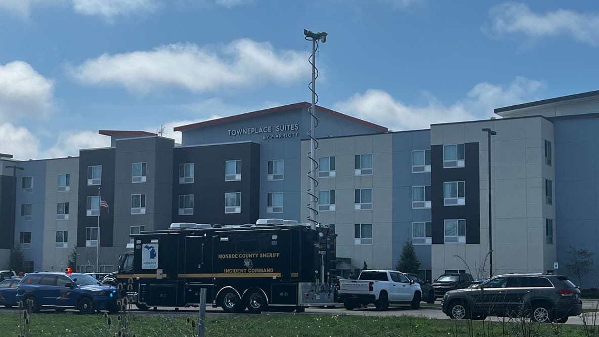 Deputy fatally shoots knife-wielding suspect outside Monroe County hotel