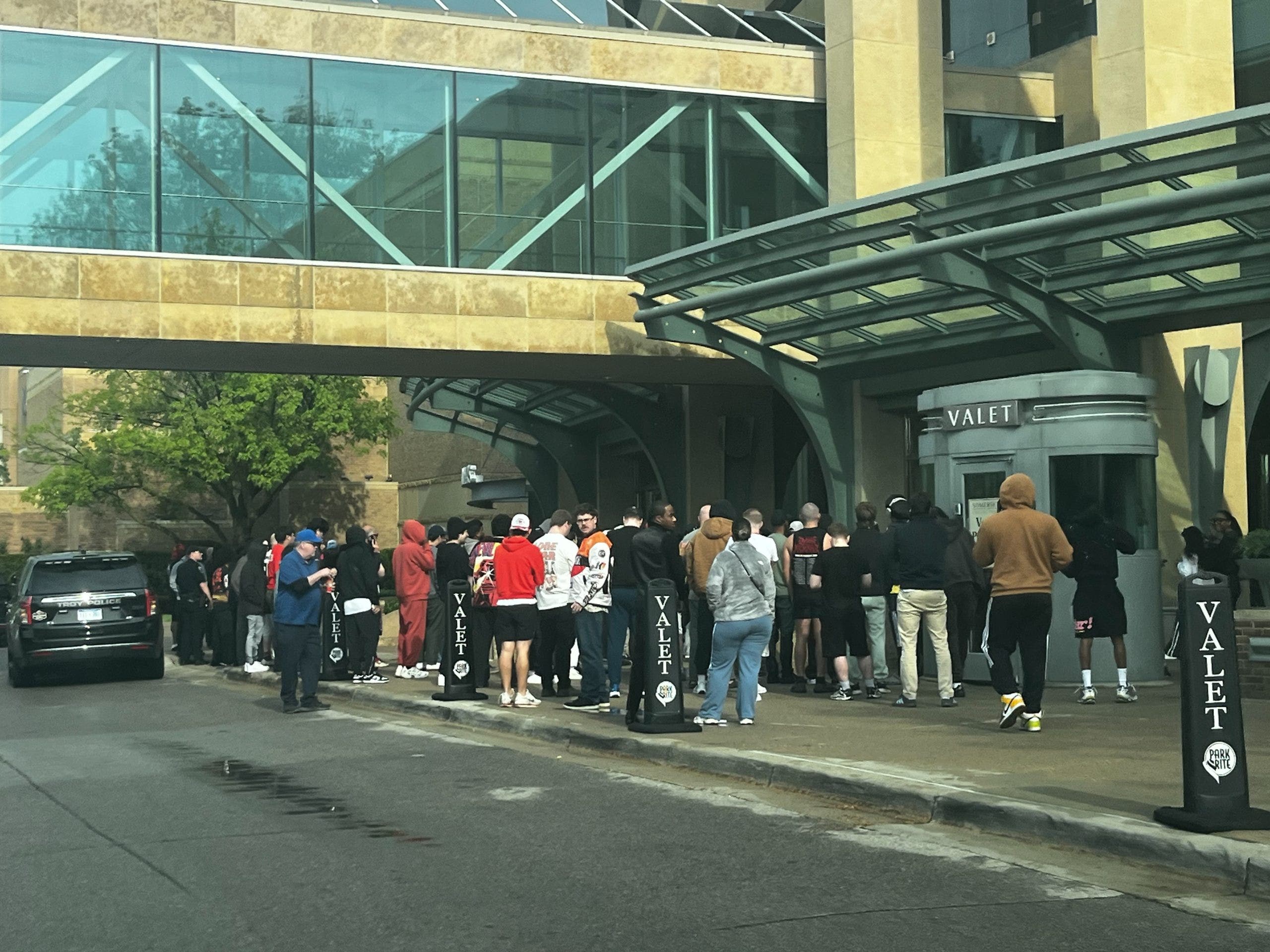 Large crowd at Troy's Somerset Mall prompts police response during watch release