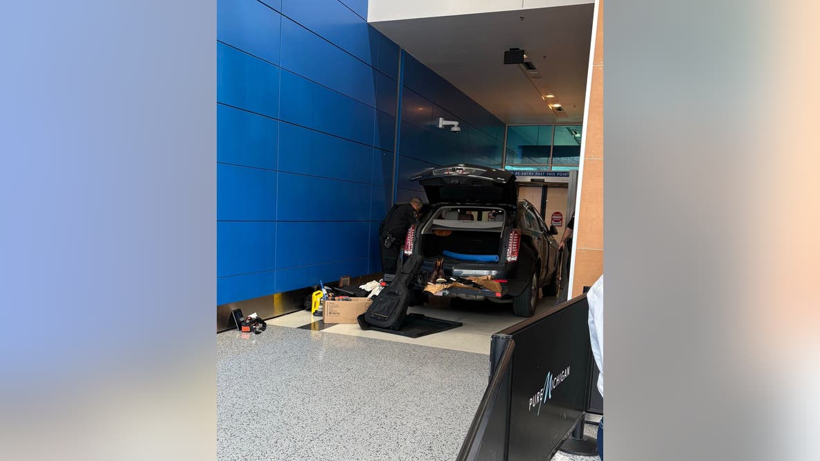 Driver crashes into Evans terminal at Detroit Metro Airport