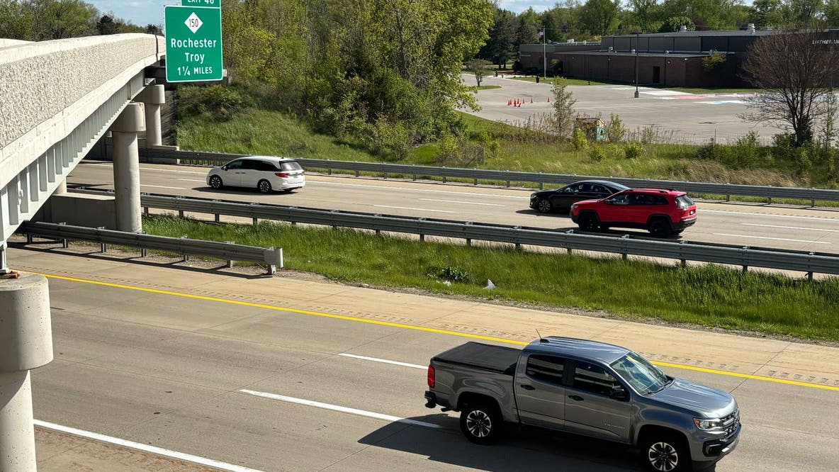 Troy man killed in early morning crash in Rochester Hills
