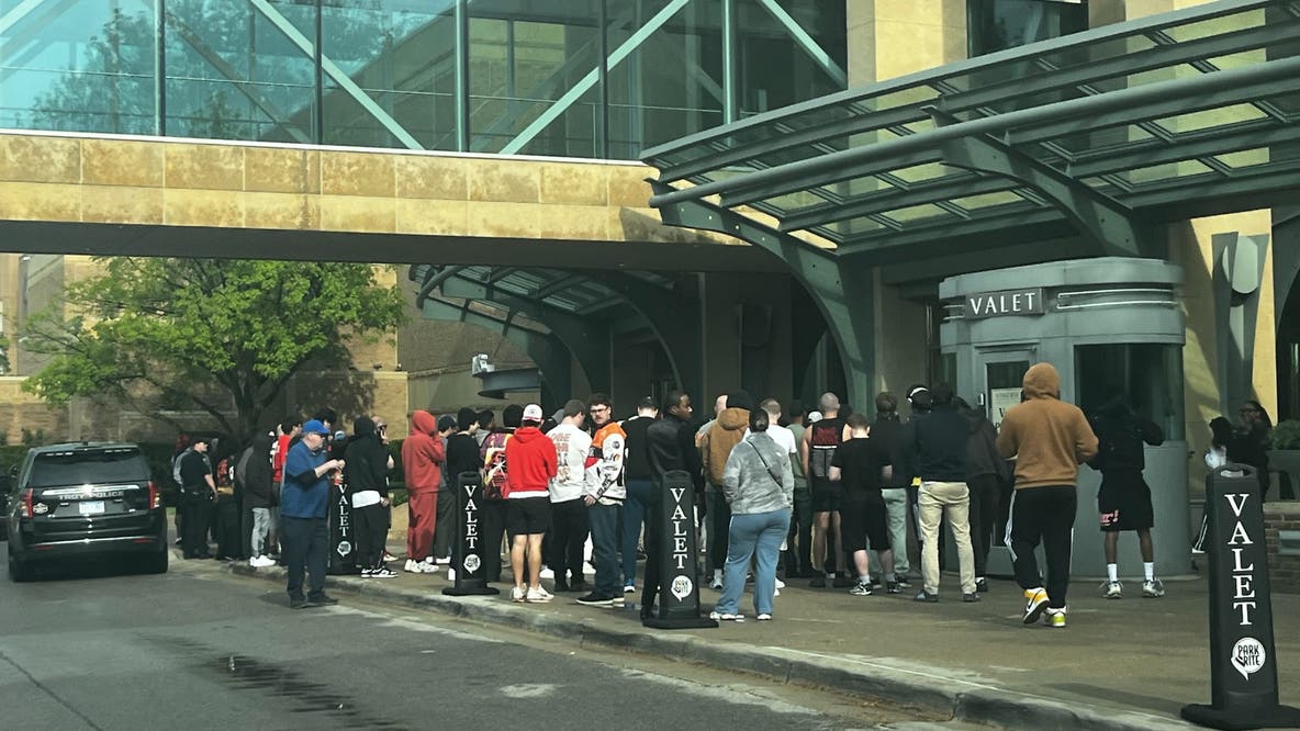 Large crowd at Troy's Somerset Mall prompts police response during watch release