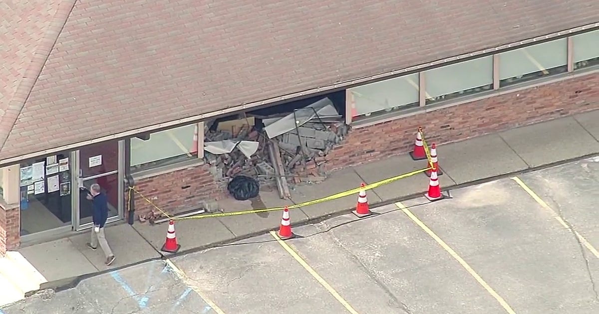 Driver crashes into Northville diner while trying to park