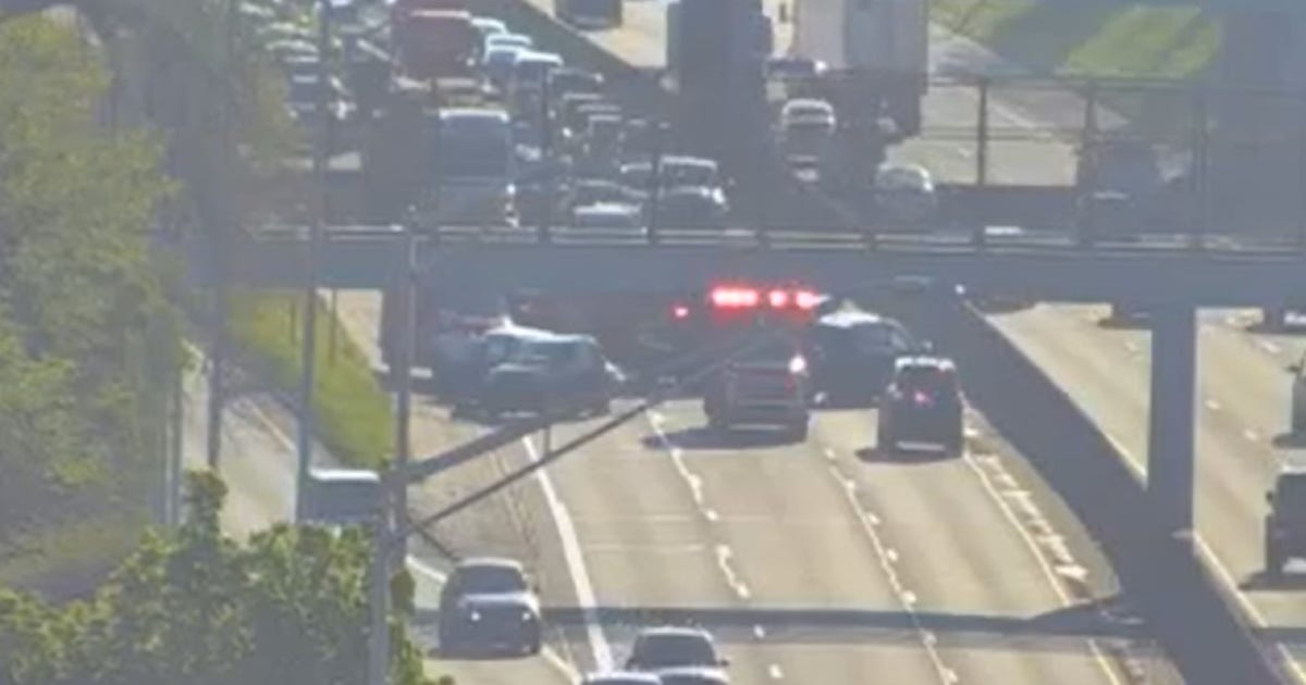 Traffic begins moving again after crash on WB I-94 closed freeway at Outer Drive
