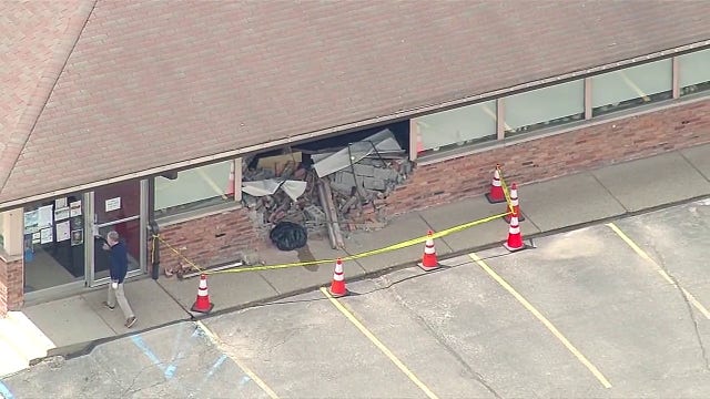 Driver crashes into Northville diner while trying to park