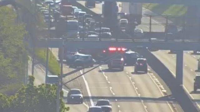 Traffic begins moving again after crash on WB I-94 closed freeway at Outer Drive
