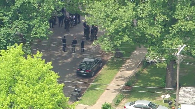 Suspect shoots self after shooting at Detroit police in east side house, 2nd suspect sought