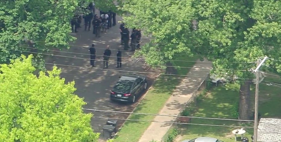 Suspect shoots self after shooting at Detroit police in east side house, 2nd suspect sought
