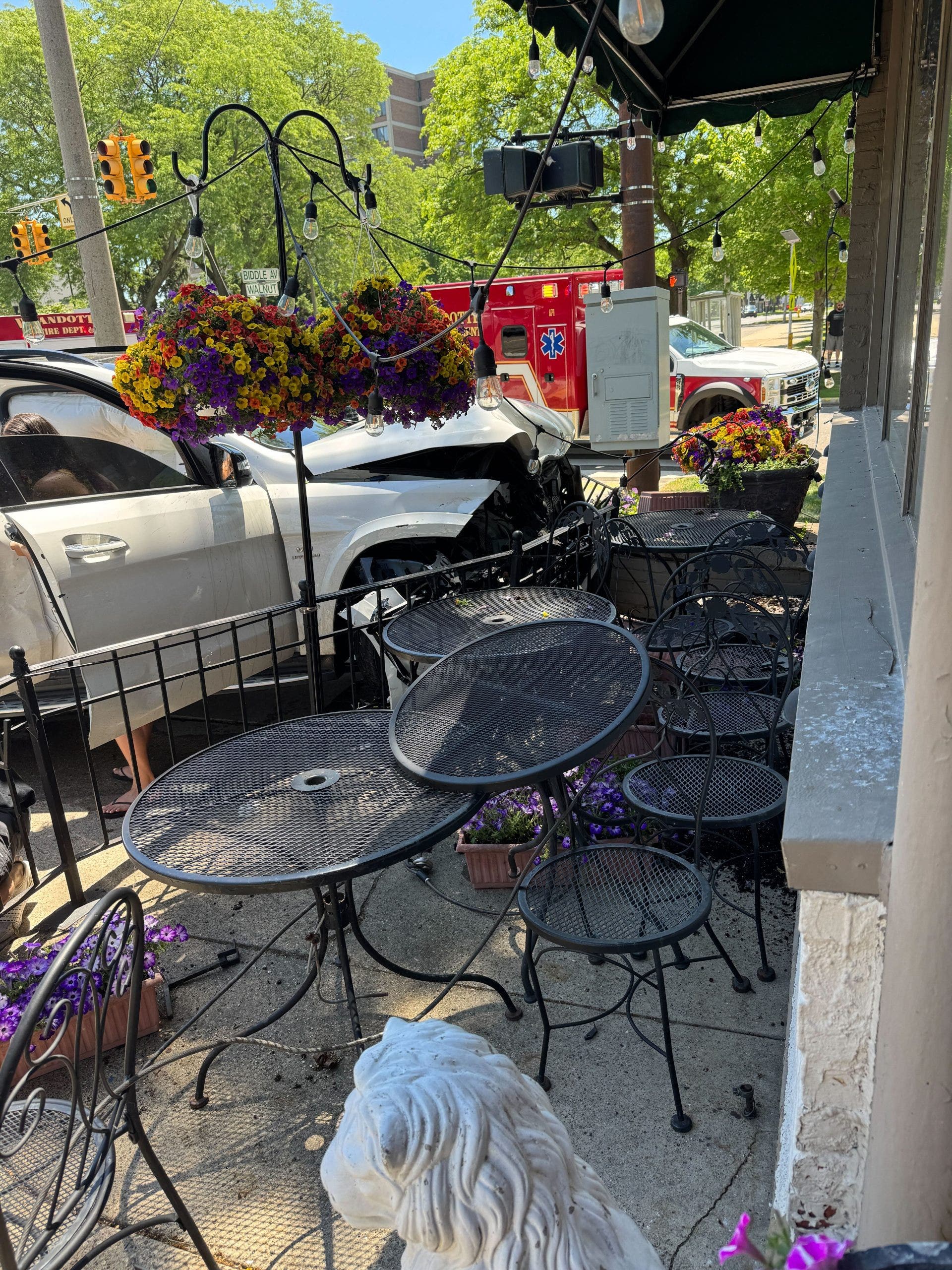 Car crash nearly takes out Gregorio’s Italian Restaurant in Wyandotte