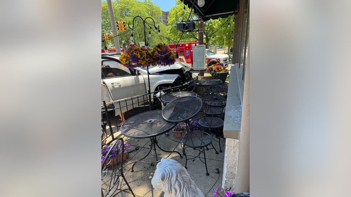 Car crash nearly takes out Gregorio’s Italian Restaurant in Wyandotte