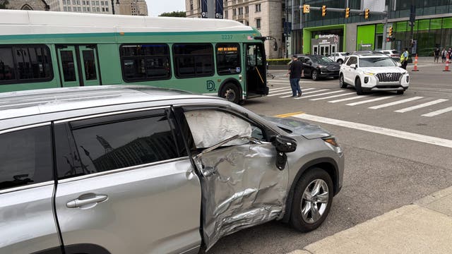 DDOT bus crash on Woodward and Elizabeth Street sends four to the hospital