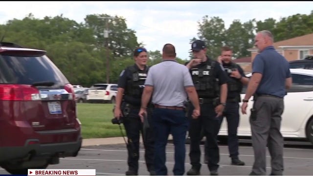 2 young children found alone outside Warren apartment complex