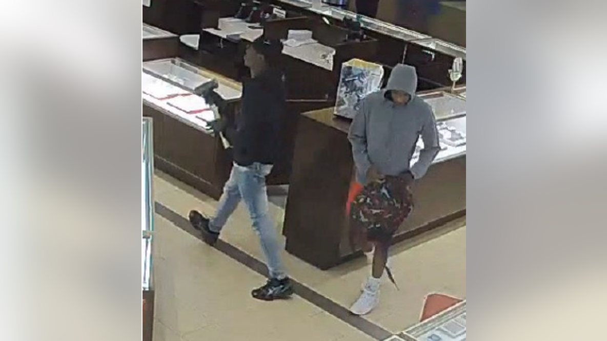 Great Lakes Crossing diamond shop robbed in smash and grab, police searching for suspects