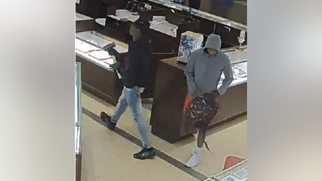 Great Lakes Crossing diamond shop robbed in smash and grab, police searching for suspects