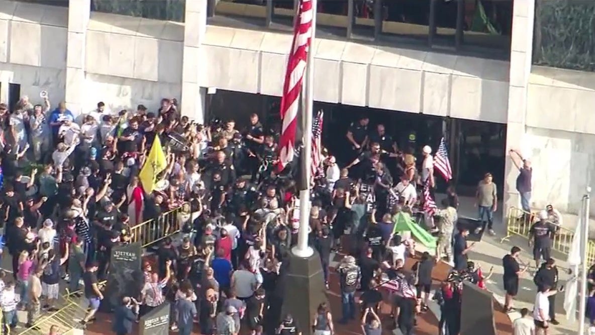 Anti-Islam agitators clash with pro-Muslim supporters in Dearborn amid City Council meeting