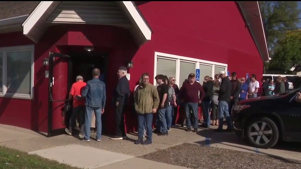 Hundreds gather at Sign of the Beefcarver in Royal Oak before iconic restaurant shuts down