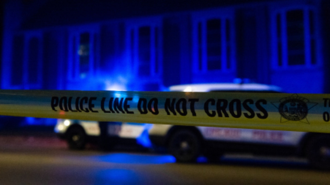 2 men shot, critically wounded on Chicago sidewalk