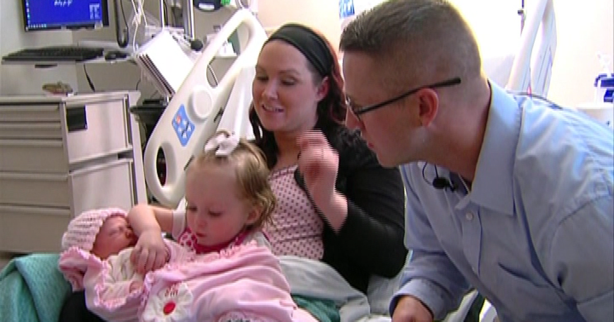 Cop dad delivers his baby daughter on the side of a road | FOX 32 Chicago