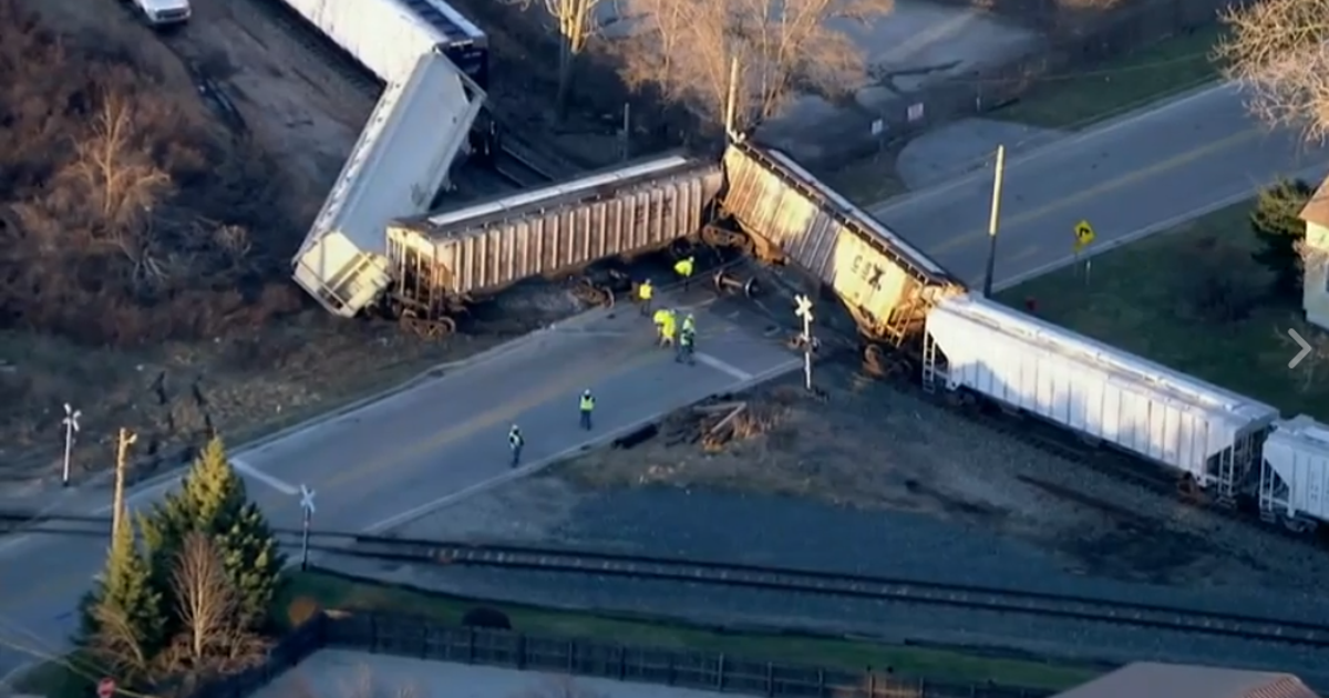 Freight train derails in south suburban Blue Island | FOX 32 Chicago