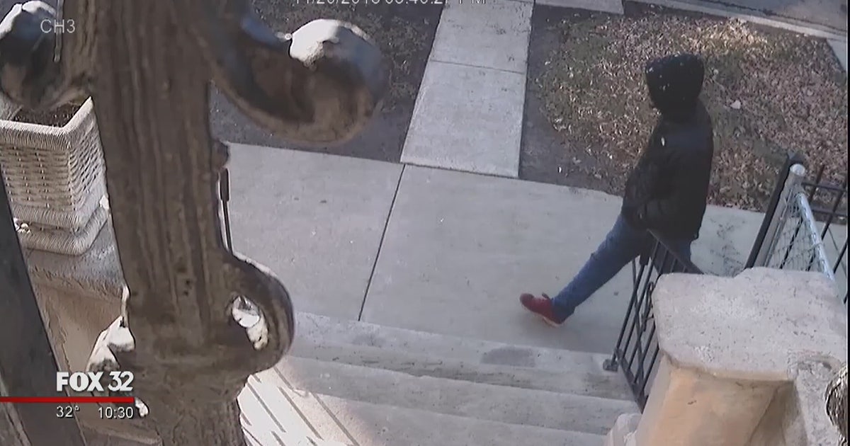 Chicago police searching for suspect who stabbed man to death | FOX 32 ...