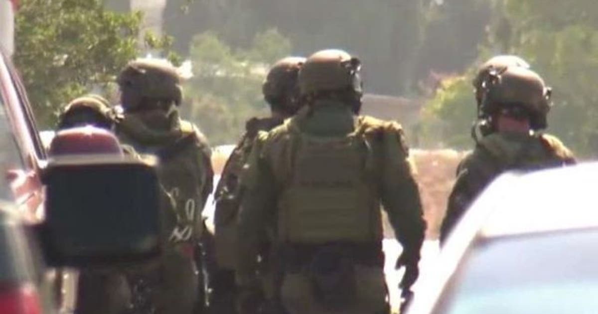Police SWAT called for man barricaded inside his home | FOX 32 Chicago