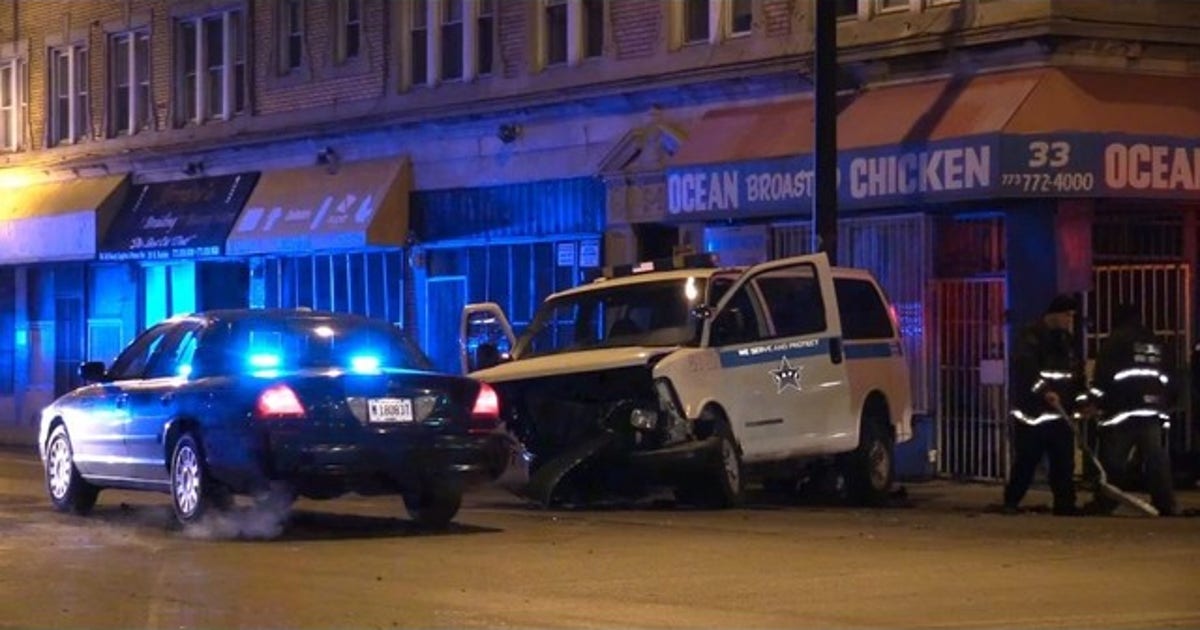 2 police officers hurt in East Garfield Park crash | FOX 32 Chicago