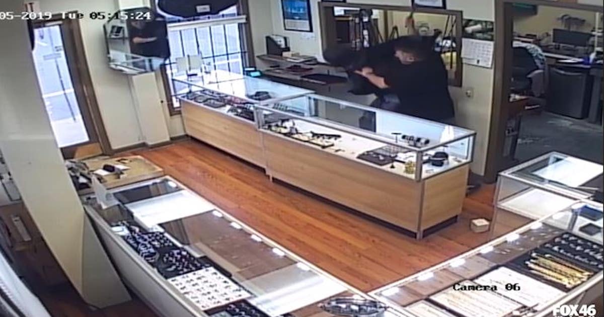 WATCH: Jewelry store owner fights back against armed robbers | FOX 32 ...