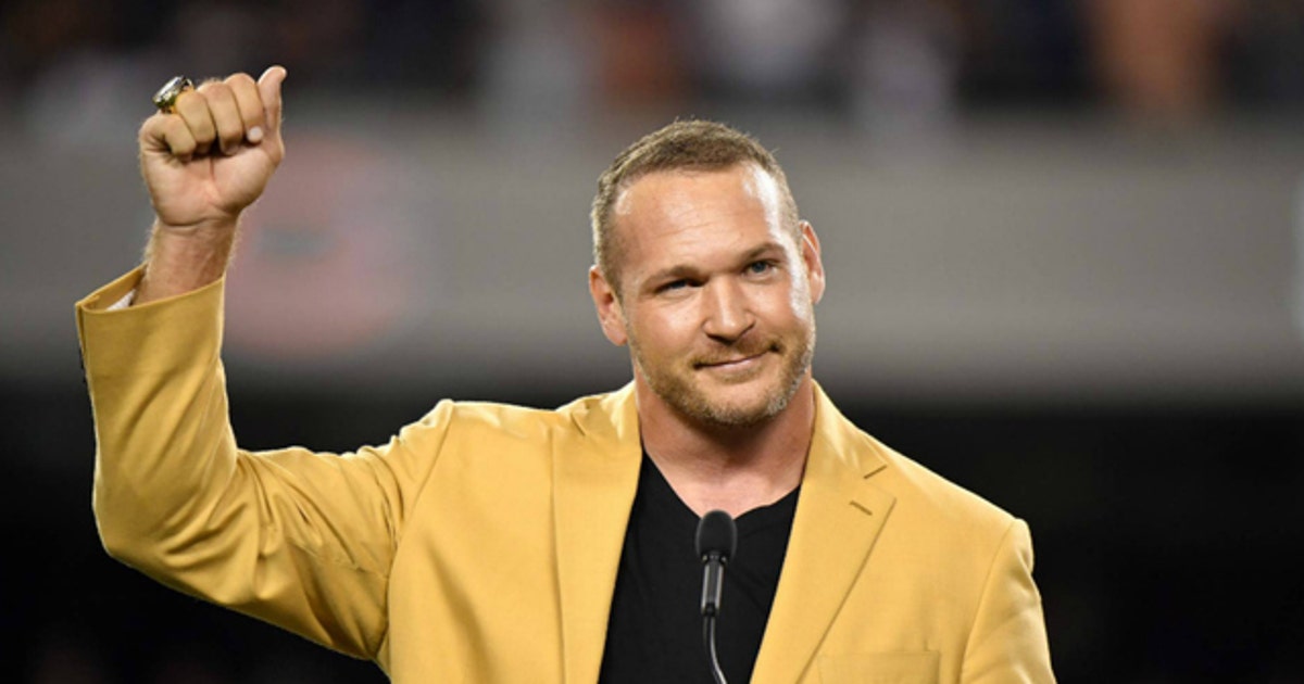 Bears honor Hall of Fame linebacker Brian Urlacher | FOX 32 ...