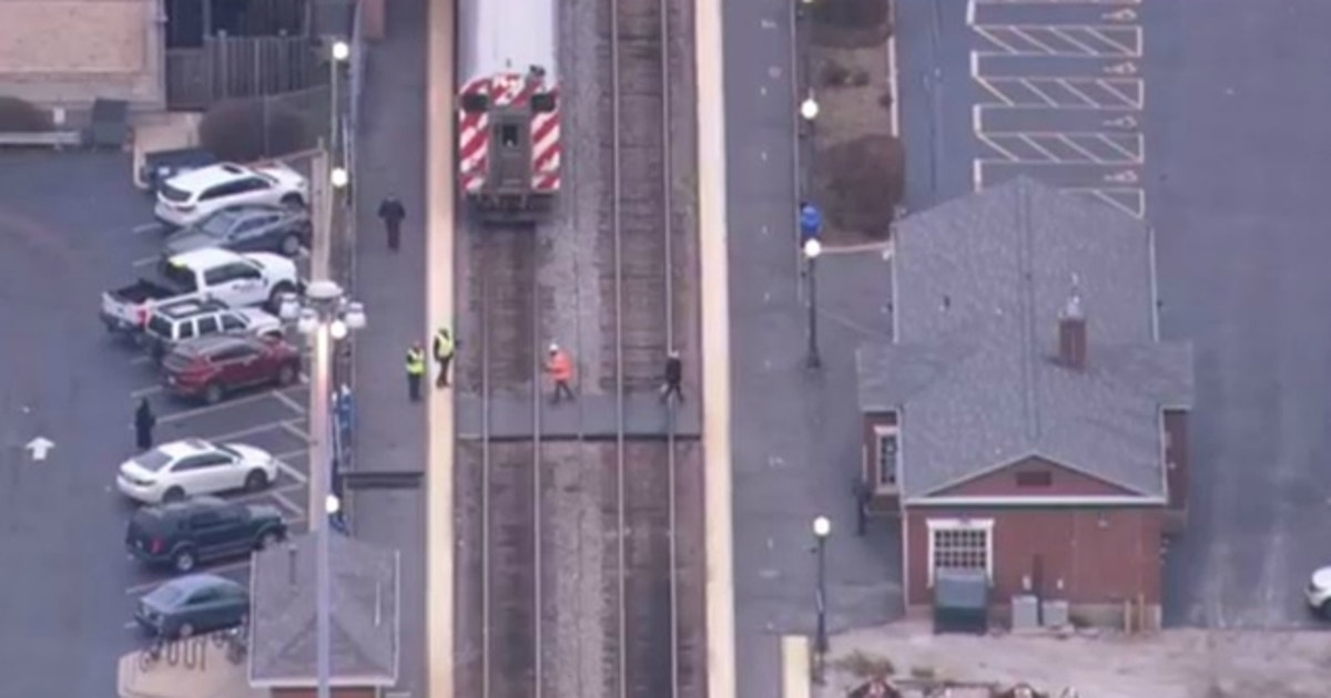 Woman fatally struck by Metra train after slipping on tracks in Elgin ...