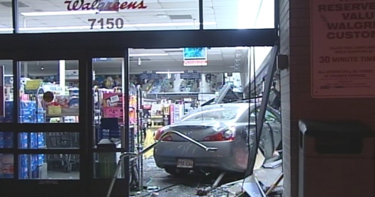 One injured when car crashes into Southwest Side Walgreens | FOX 32 Chicago