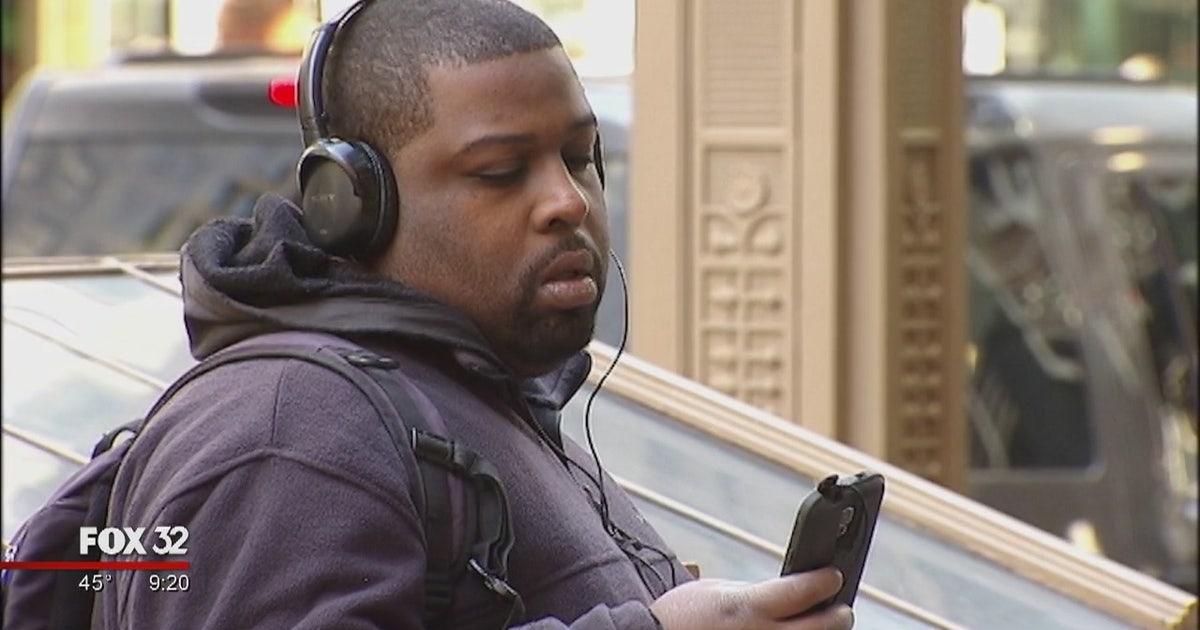 Police warn of Loop cellphone, headphone robberies | FOX 32 Chicago