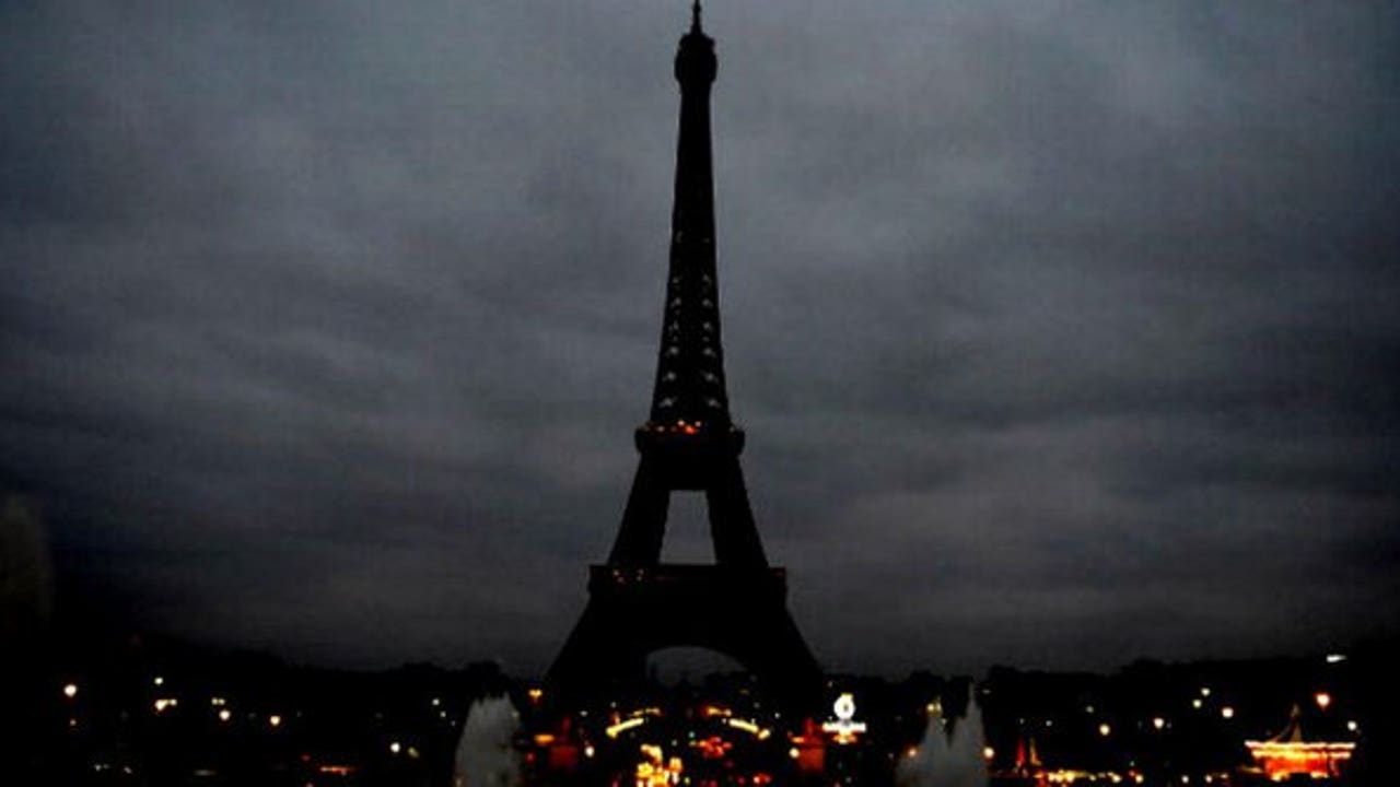 Eiffel Tower Goes Dark As France Mourns 129 Dead