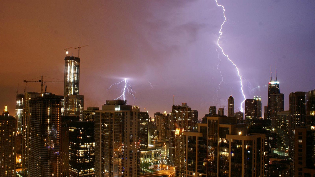 Thunderstorms heading for Chicago and suburbs Monday afternoon and