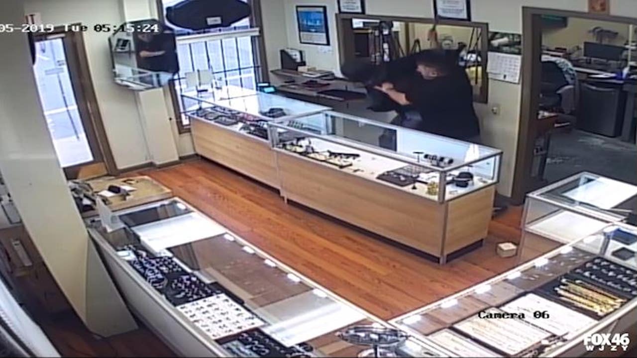 WATCH: Jewelry Store Owner Fights Back Against Armed Robbers | FOX 32 ...