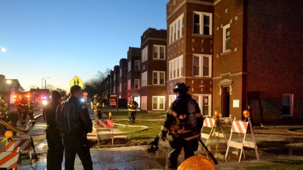 Fire rages through roof of apartment building in Calumet City