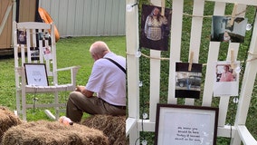 'Pawpaw sat and ate with mawmaw': Grandpa photographed with late wife at granddaughter's wedding