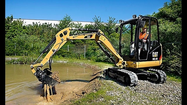 Hundreds get layoff notices at Peoria-area Caterpillar sites