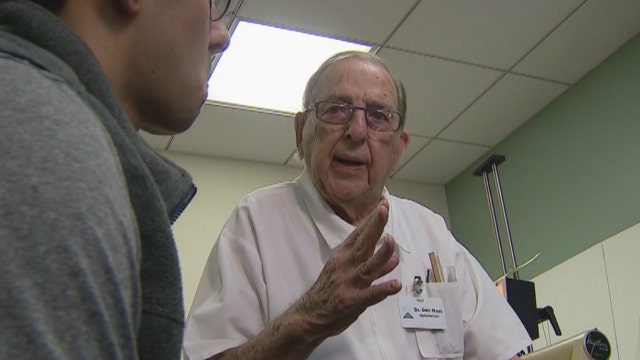 100-year-old eye doctor still seeing patients in suburban Chicago