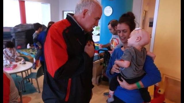 Blackhawks spread holiday cheer at local hospitals