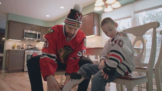 Chicago Blackhawks surprise brothers with hockey lesson, dinner